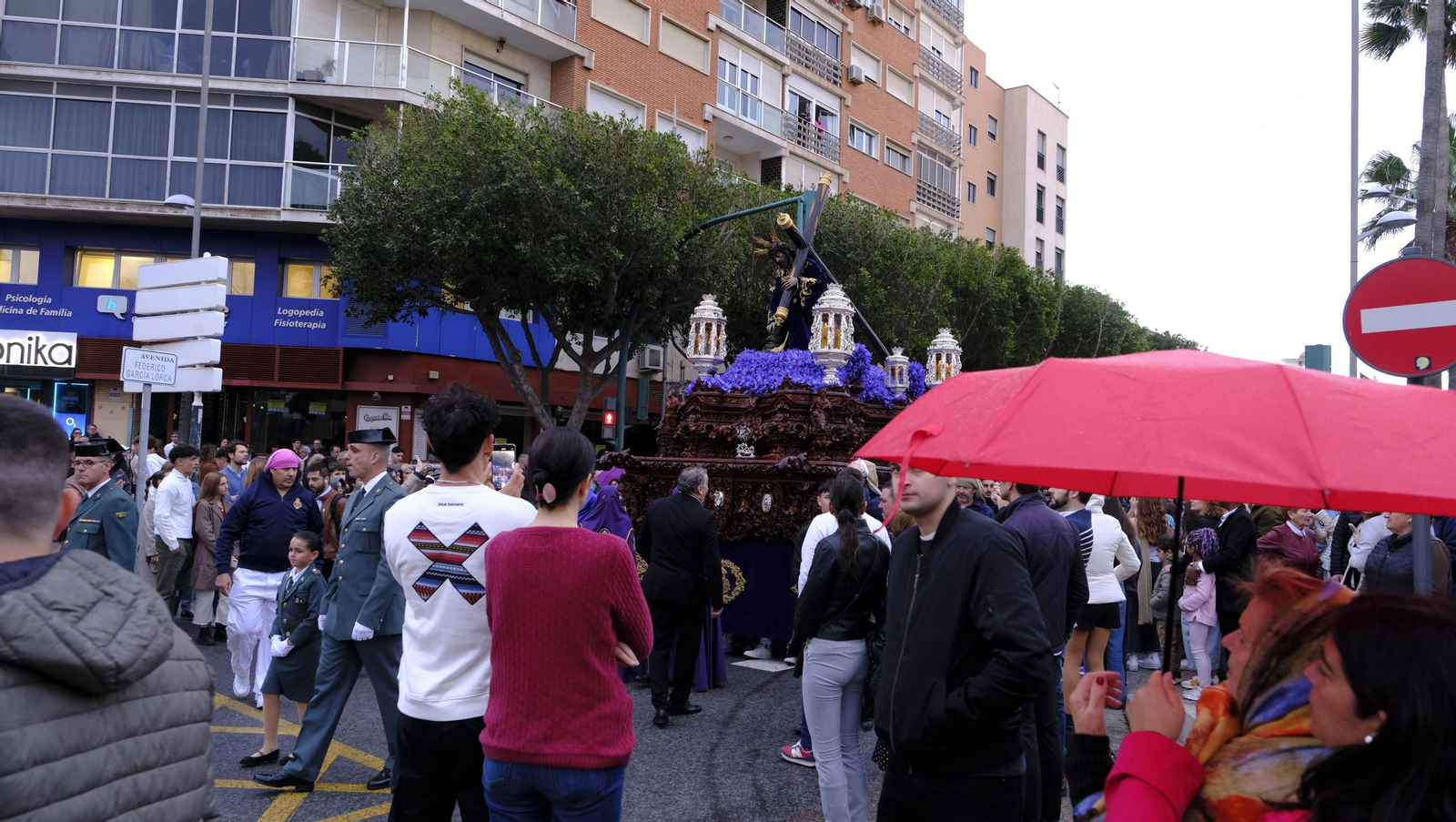 Pasión vuelve a su Iglesia de Santa Teresa azotada por la lluvia