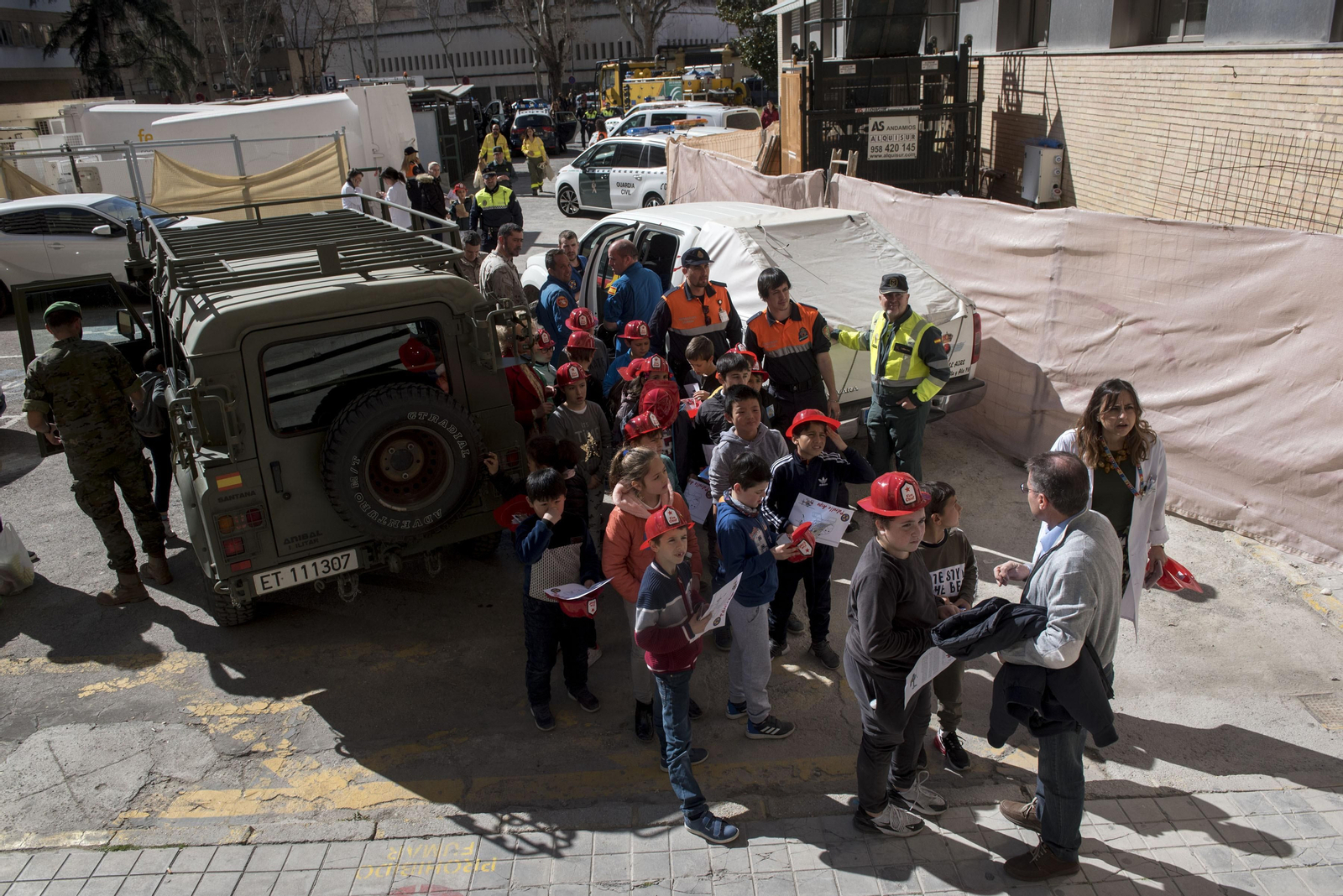 Las Fuerzas de Seguridad visitan a los menores ingresados en el Hospital Materno Infantil