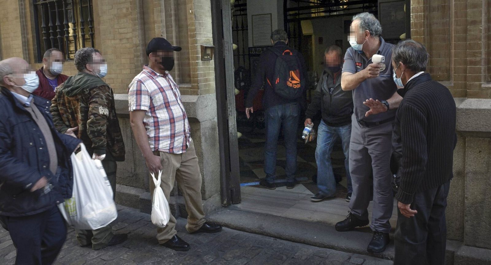 Varios hombres esperan en la puerta del comedor de San Juan de Dios el pasado noviembre.