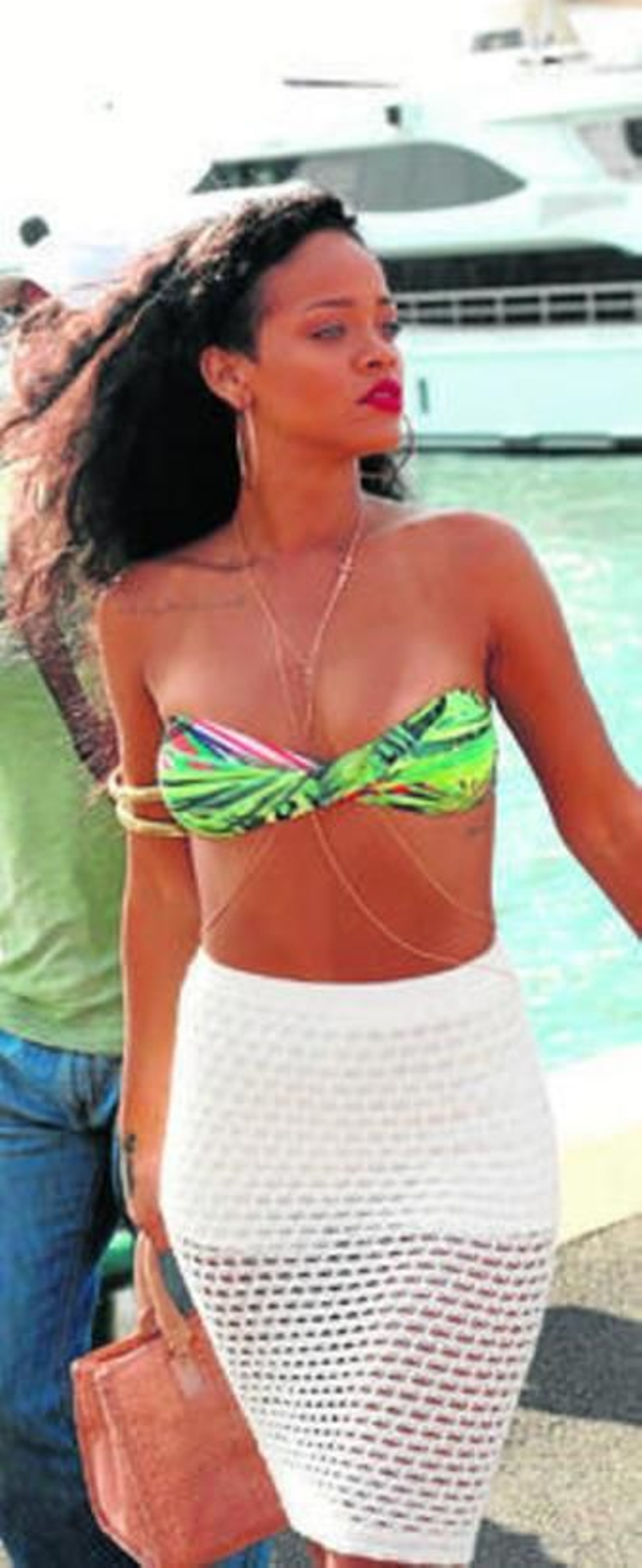 Rihanna paseando por el puerto de Saint-Tropez. Rihanna paseando por el puerto de Saint-Tropez.