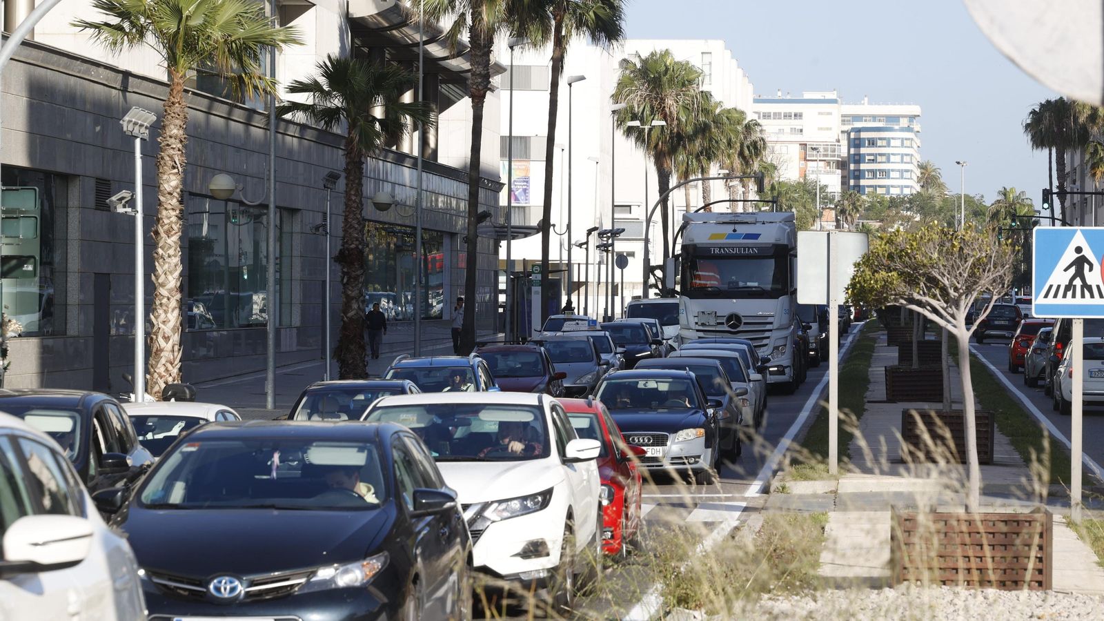 Caravanas de coches también en la avenida de Las Cortes.