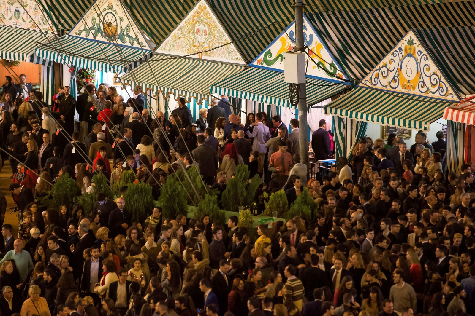 Los accesos a las casetas en una calle del real abarrotada.