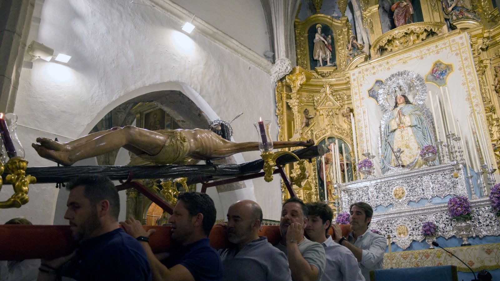 El Cristo de la Estrella ante el altar de la Purísima Concepción.