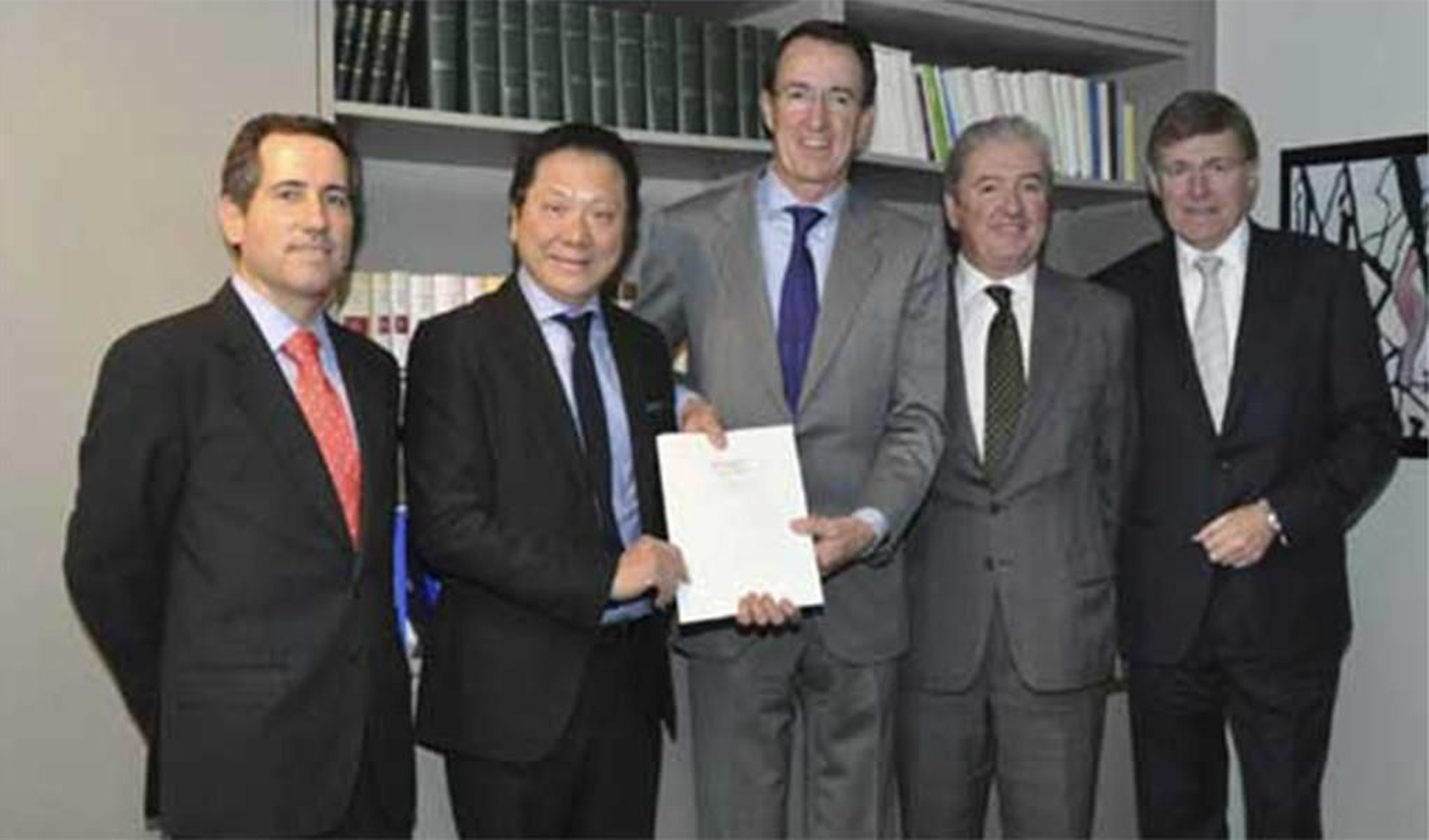 Andrew Tan y Mauricio González-Gordon, junto a responsables de González Byass y Emperador.