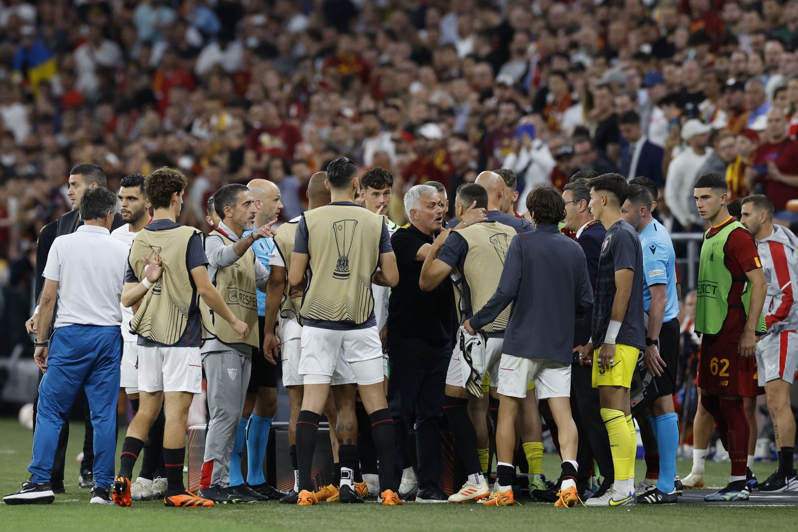 José Mourinho discute con jugadores del Sevilla en la final de Budapest.