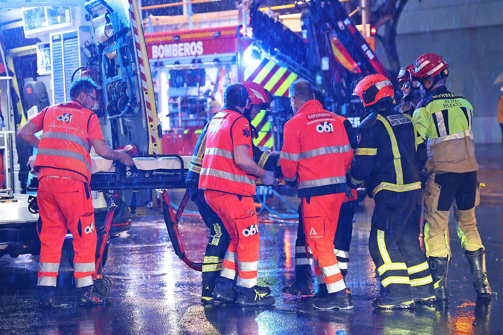 Las espectaculares imágenes del rescate de una persona en un accidente de tráfico en Huelva