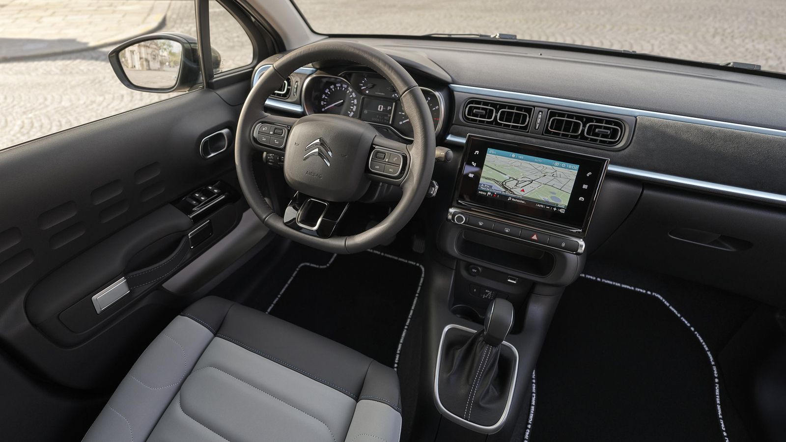 En el salpicadero del C3 Elle hay inserciones de Alcantara, mientras que la tapicería es de tejido bicolor.