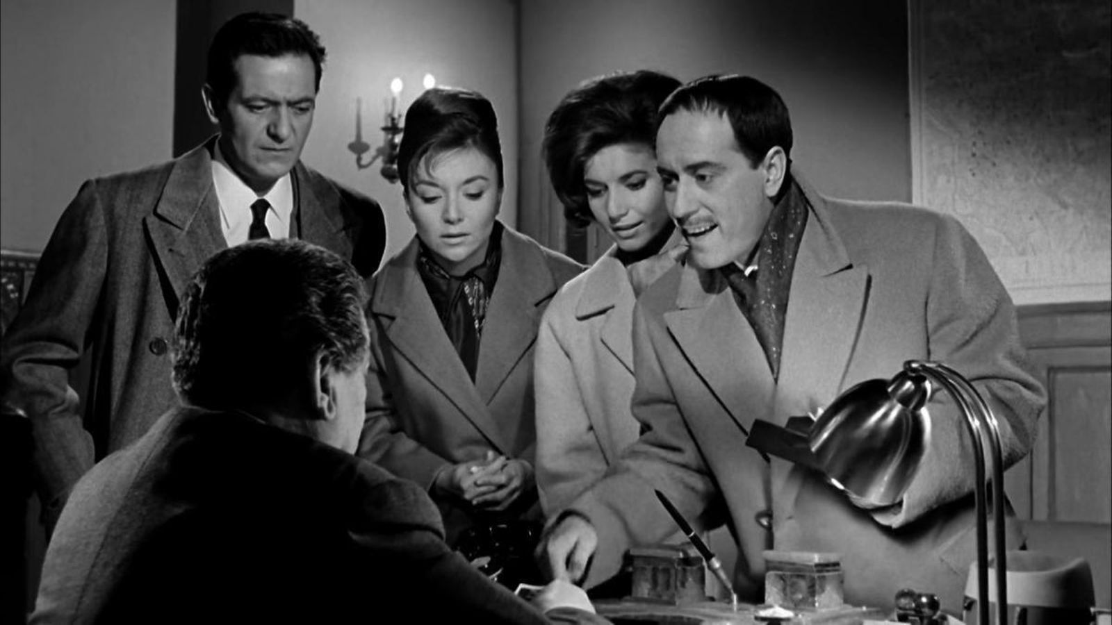 El padrino enseña la foto de Chencho, desaparecido