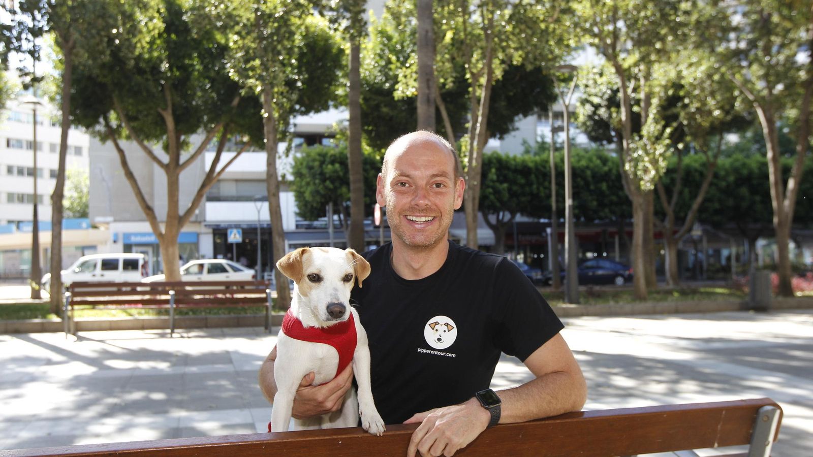 Pipper, junto a su dueño Pablo Muñoz Gabilondo, en la Rambla de Almería.