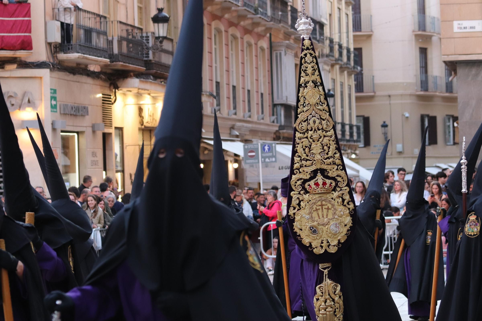 Crucifixión en el Lunes Santo en Málaga, en fotos