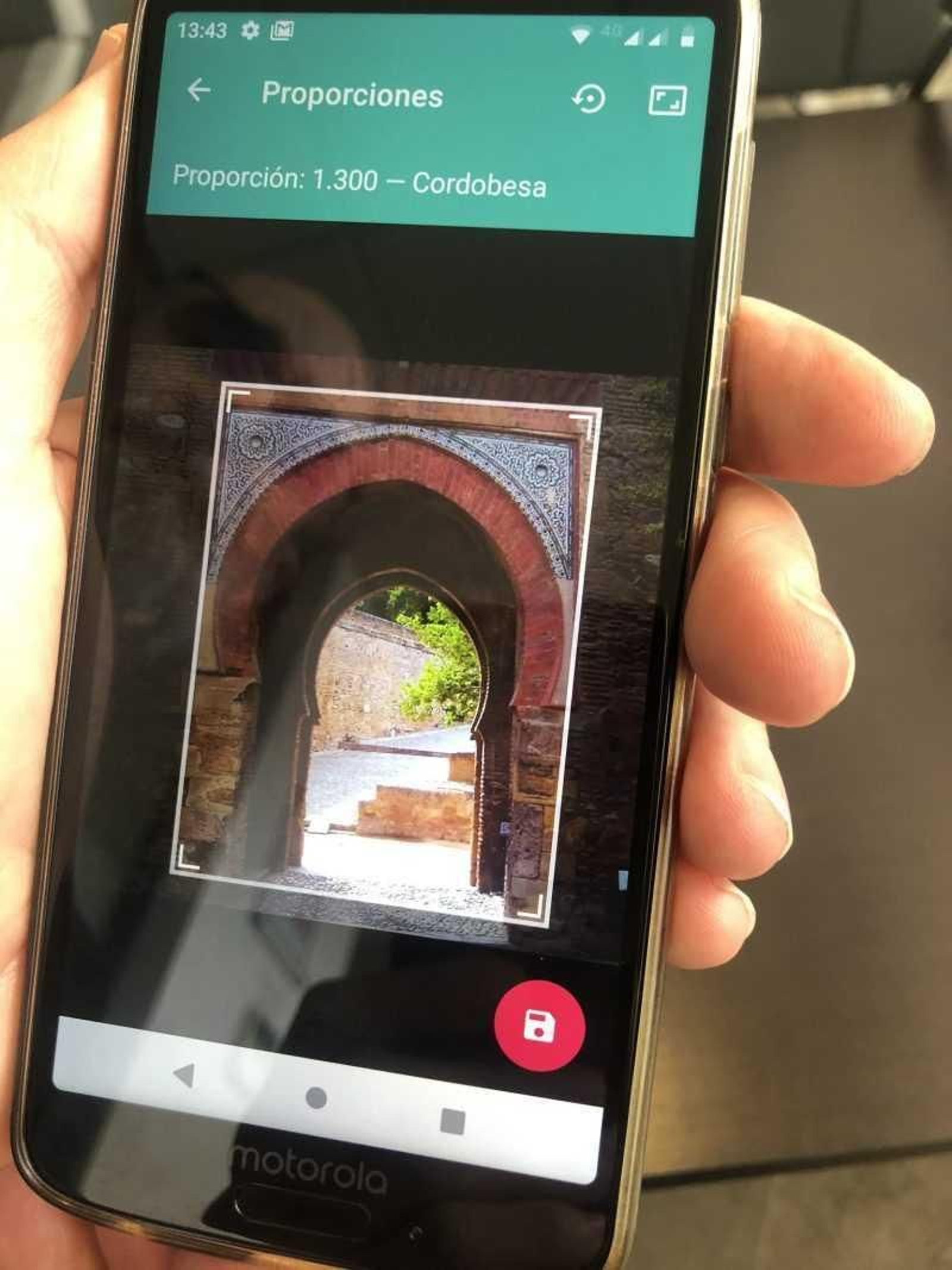 La aplicación identifica los diferentes estilos arquitectónicos que aparecen en la fotografía de un monumento