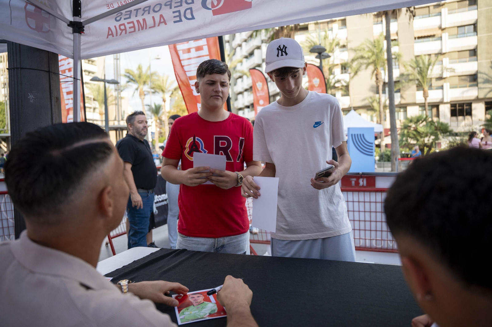 Los jugadores de la UDA Thalys y Andrés firman autógrafos