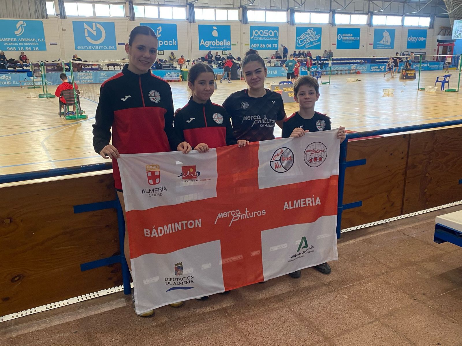 Los jugadores del club almeriense posan en las instalaciones durante el desarrollo de la competición.