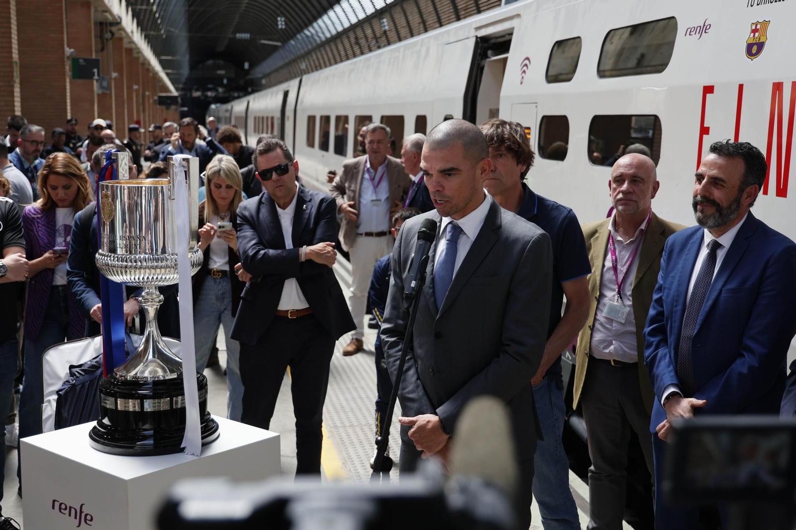 Las imágenes de la llegada de la Copa del Rey a Sevilla