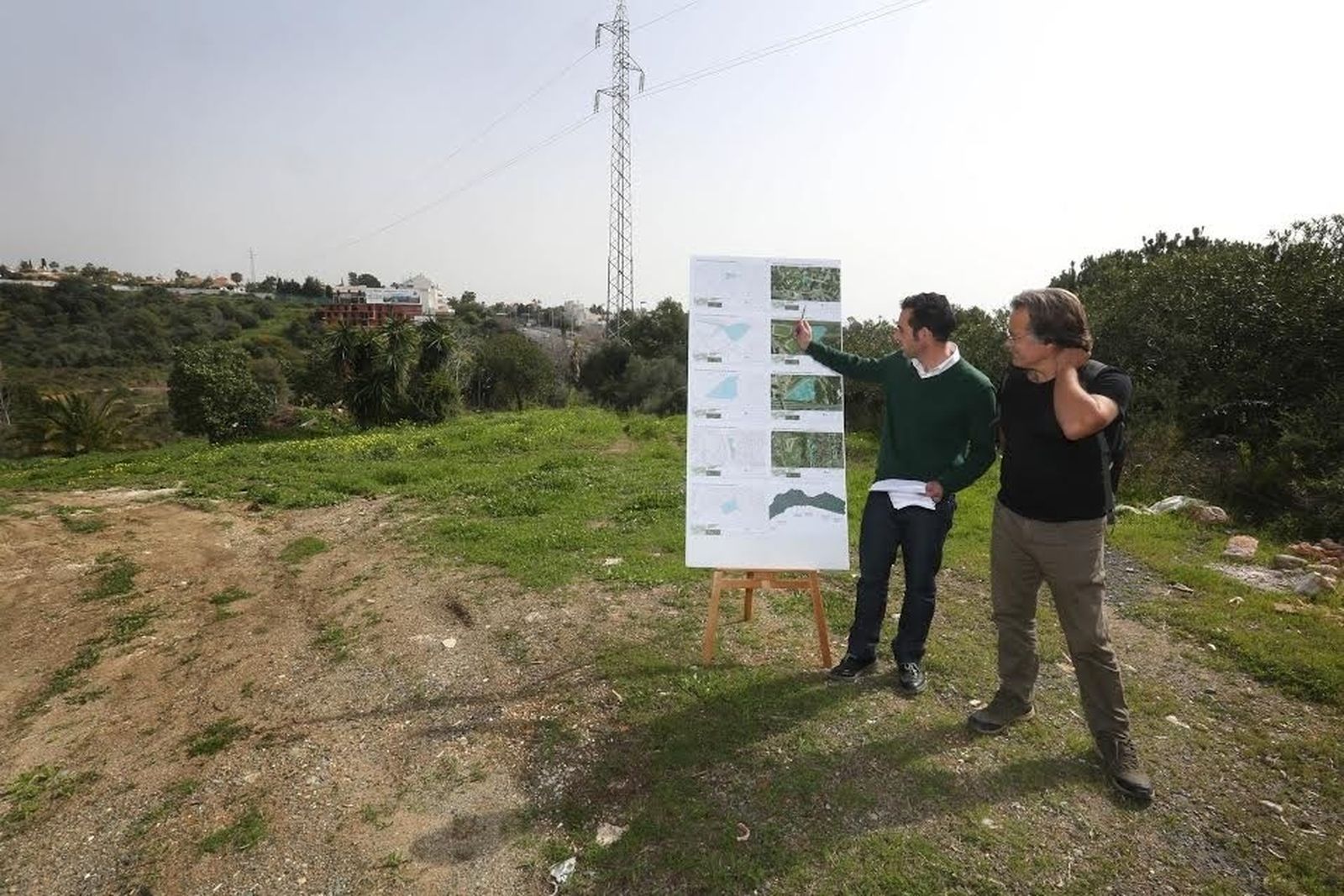 El edil de Sostenibilidad, Miguel Díaz, durante su visita a uno de los espacios que se destinará a huertos urbanos.