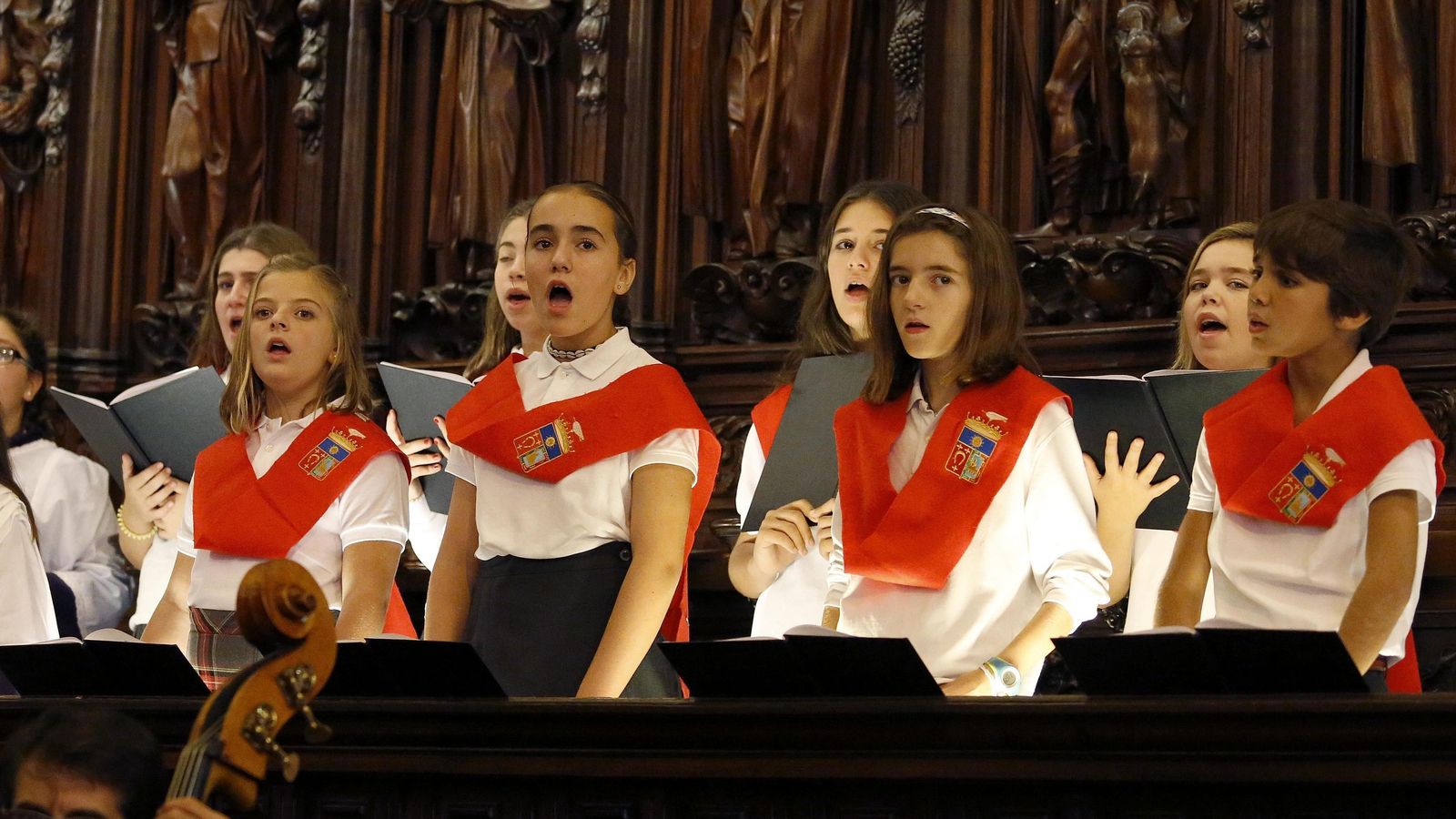 Una de las escolanías le canta al padre Arnaiz. Una de las escolanías le canta al padre Arnaiz.