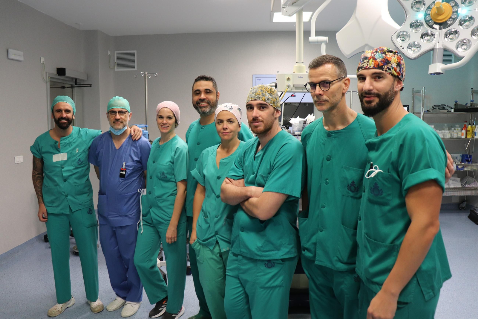 El equipo de profesionales que ha participado en la aplicación de la innovadora cirugía cadera.