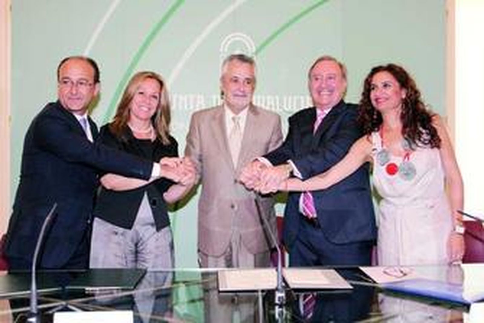 La Ministra de Sanidad, el presidente de la Junta de Andalucía, el presidente de Rovi y los consejeros de Innovación y Salud, ayer en Granada tras la firma del acuerdo.