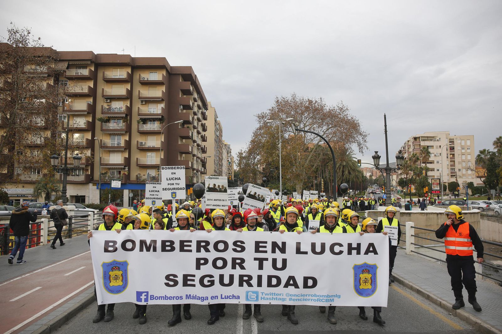 Las imágenes de la 'marcha fúnebre' de los bomberos en Málaga