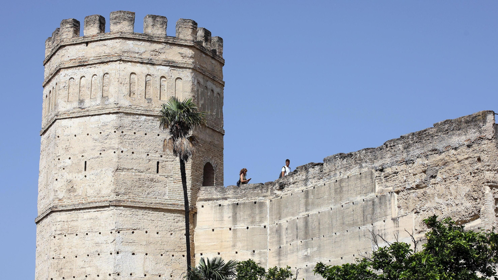 Turistas visitando el Alcázar de Jerez.