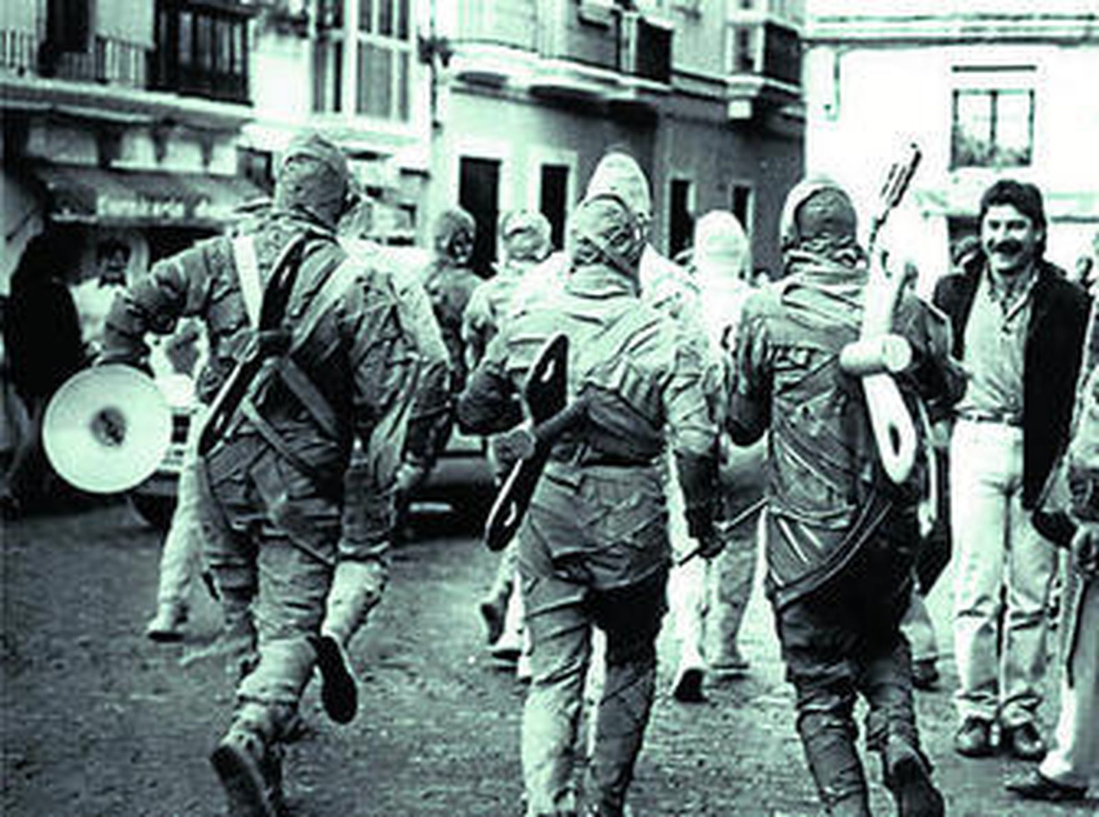 Alocado pasacalles de la chirigota 'Las momias...' alrededor del Teatro Falla.