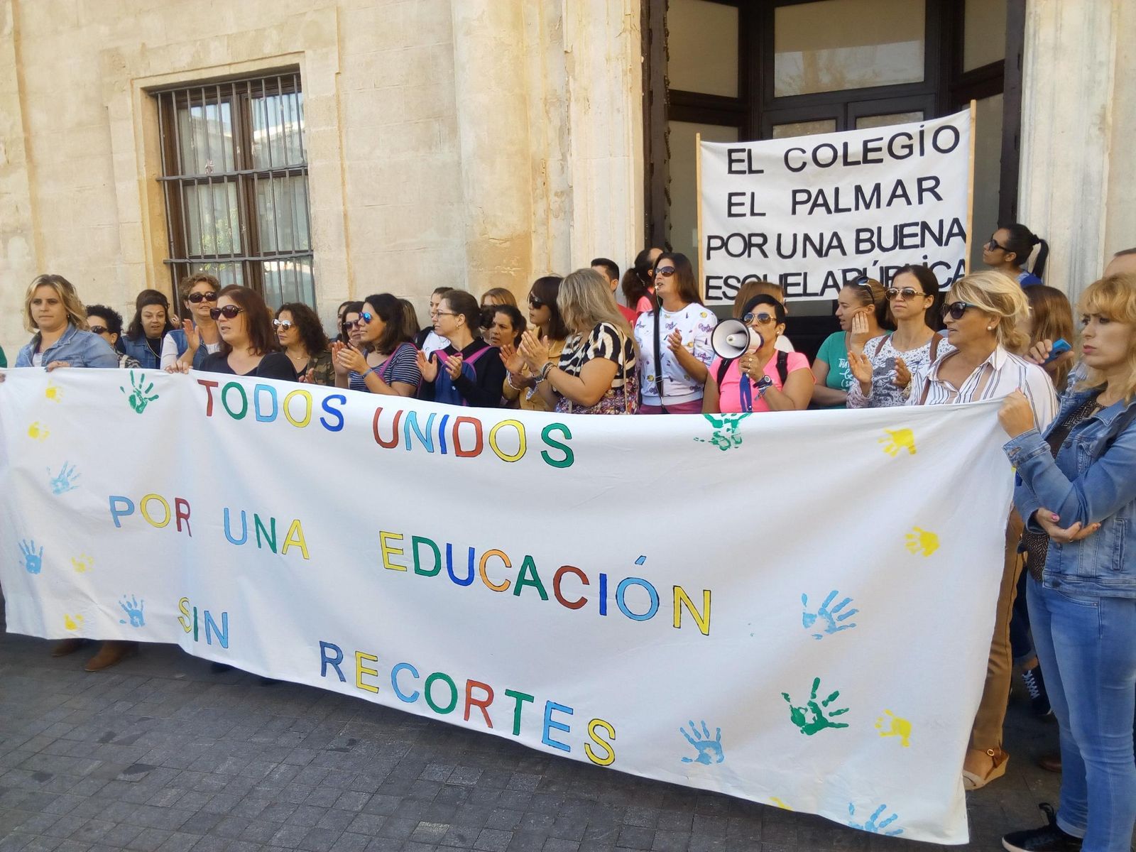 La manifestación convocada por el AMPA de El Palmar terminó con una concentración junto a la Plaza del Cabildo.