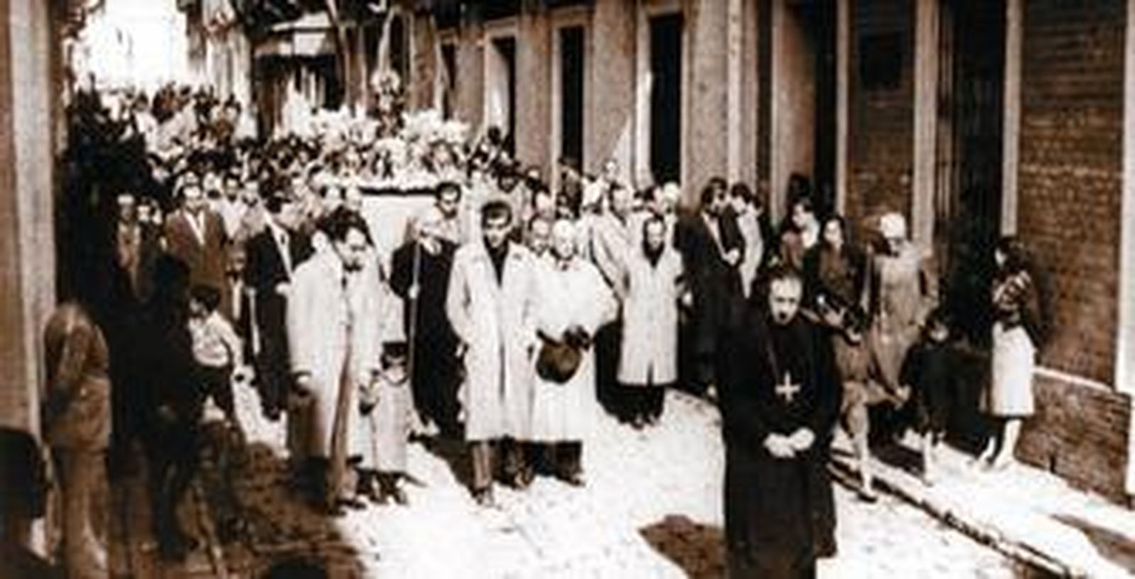 La Virgen de la Cinta en unas sencillas andas en unas misiones por las calles de Huelva en 1952.