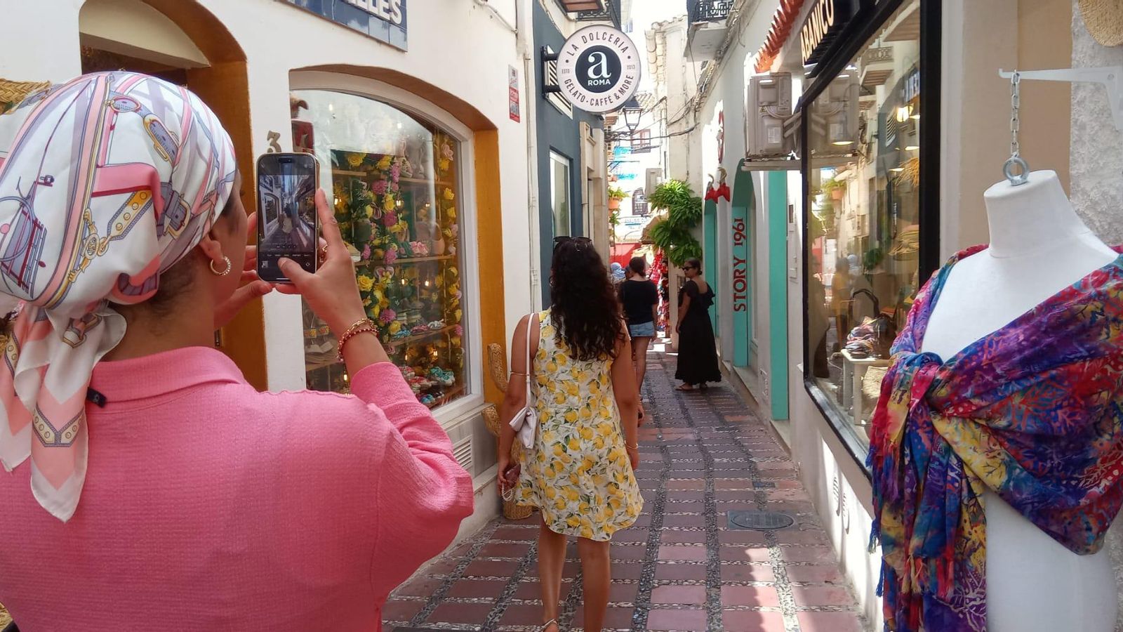 Una turista tomando una foto en el casco antiguo.
