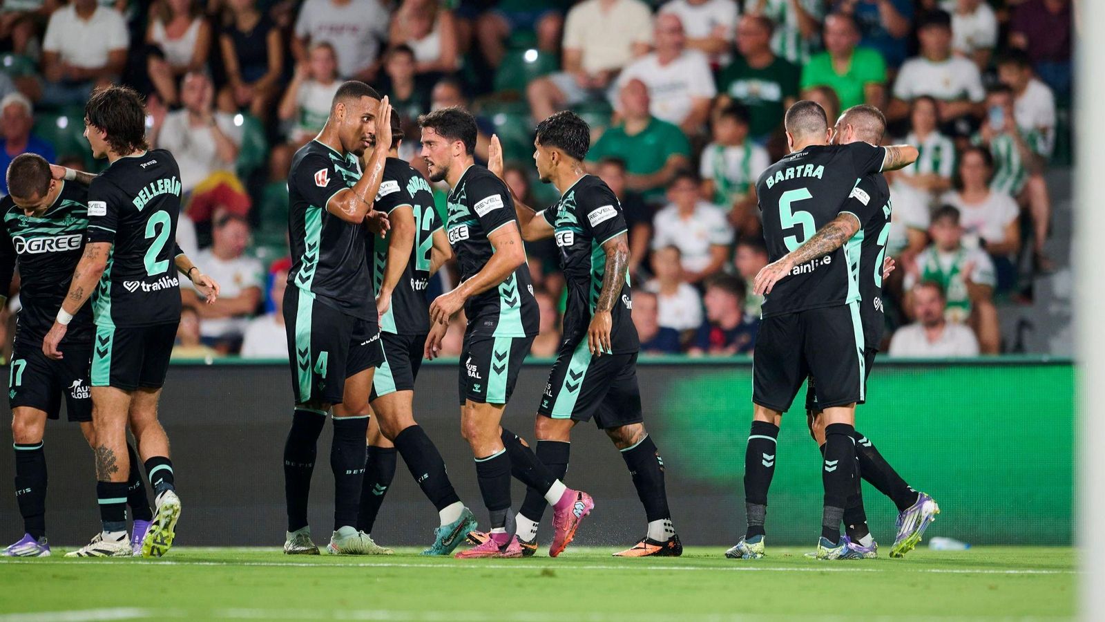 Los jugadores del Betis celebran el gol de Aitor Ruibal ante el Elche