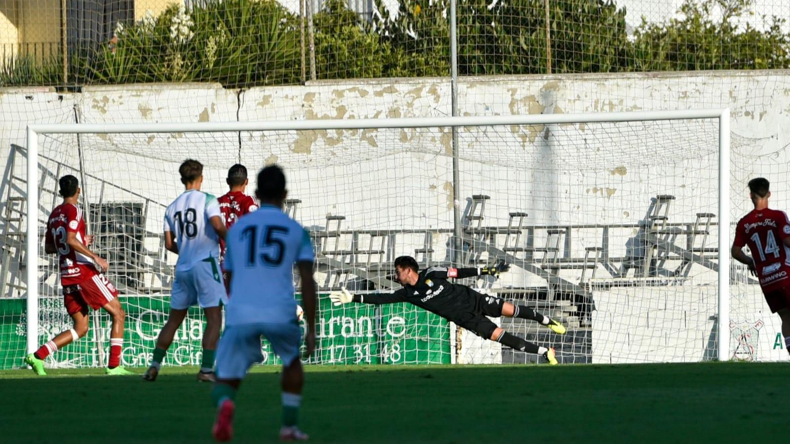 Isma Gil se estira pero no puede evitar el gol de Adri Cuevas.