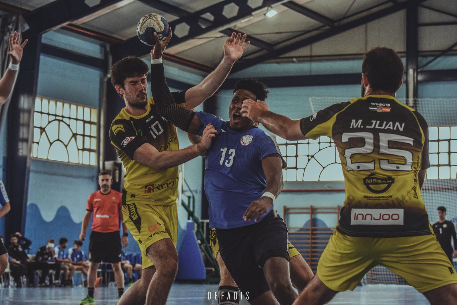 El jugador quinteño Sergio Sainz intenta un lanzamiento.