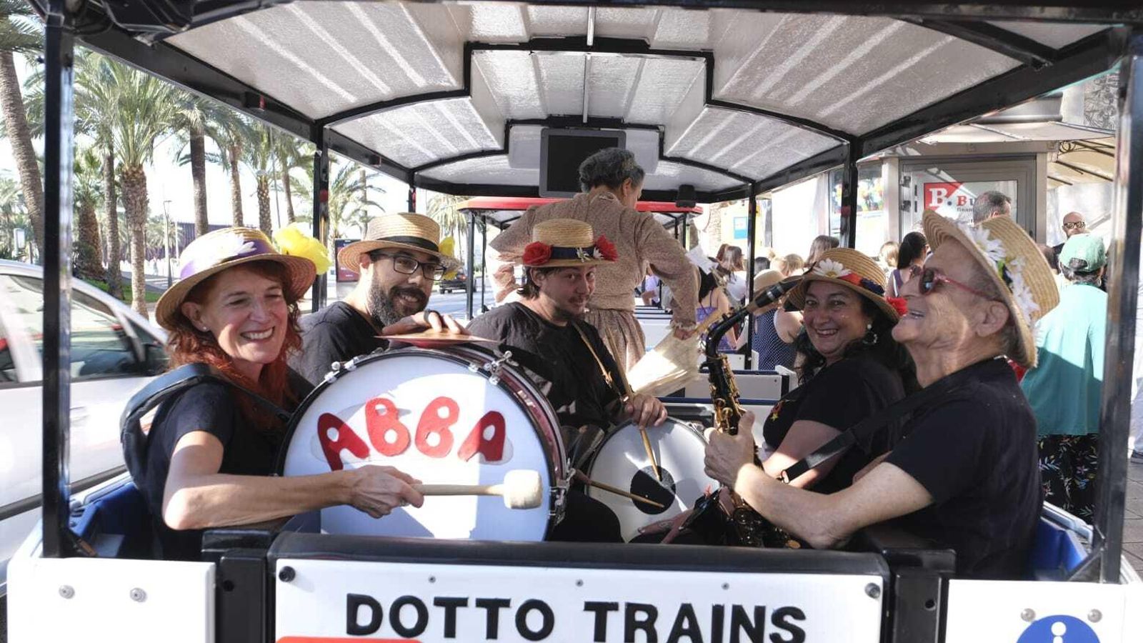 Dos grupos de teatro colaboraron en la protesta de la Mesa del Ferrocarril