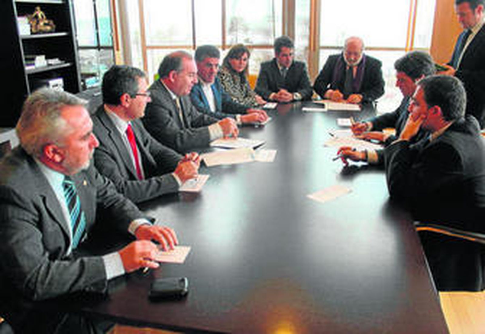 Alcaldes de la Axarquía y miembros del PP ayer con el subsecretario de Industria.