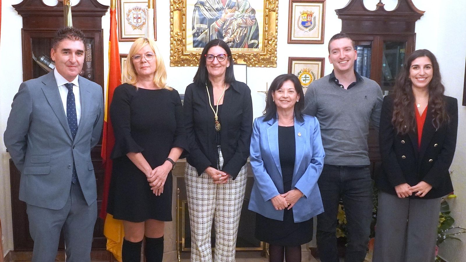 La rectora de la UHU, María Antonia Peñas, con algunos de los integrantes del Colegio de Médicos de Huelva.