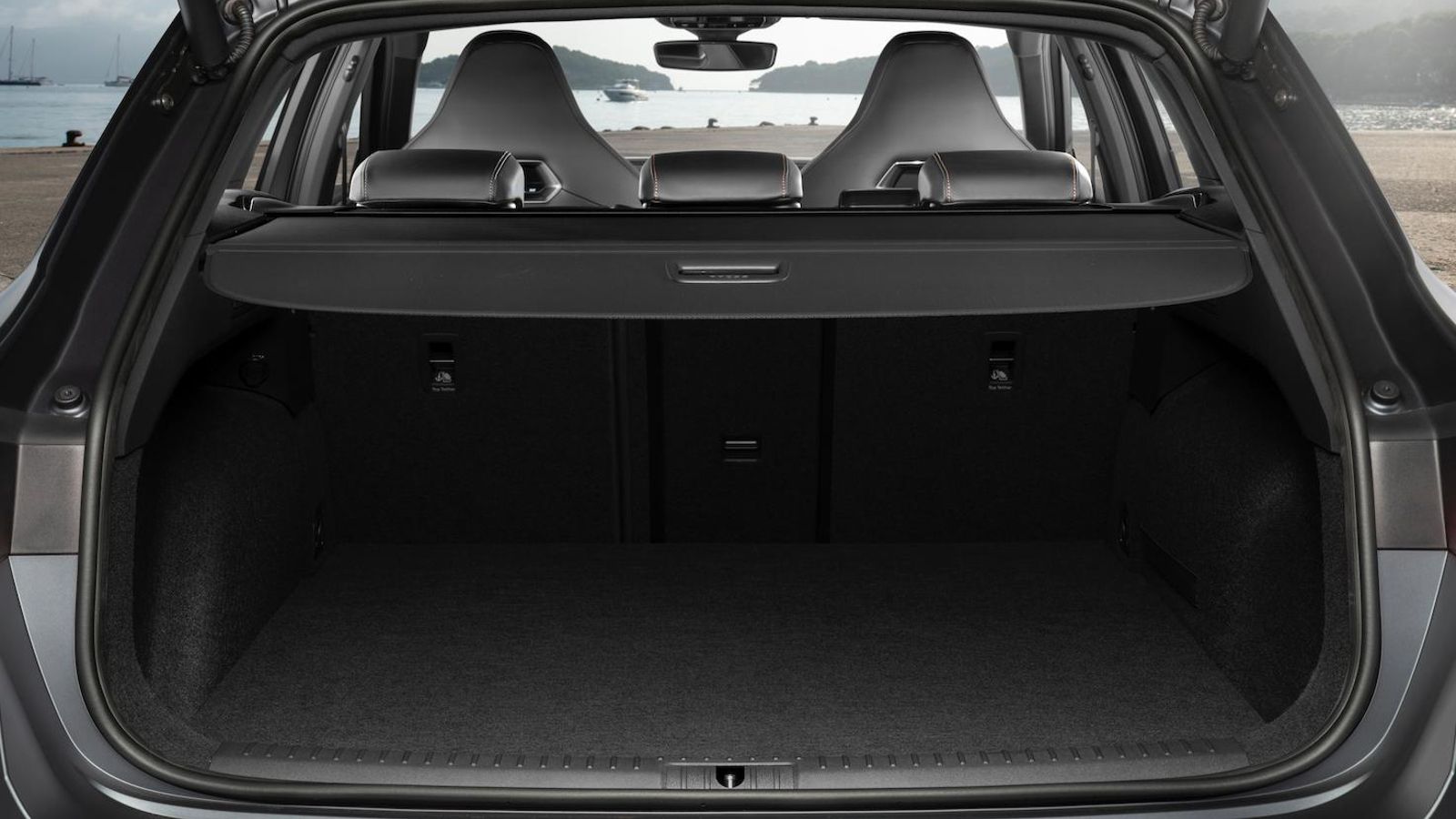 El maletero pierde algo de altura respecto a las versiones con sólo motores térmicos y sin tracción total.