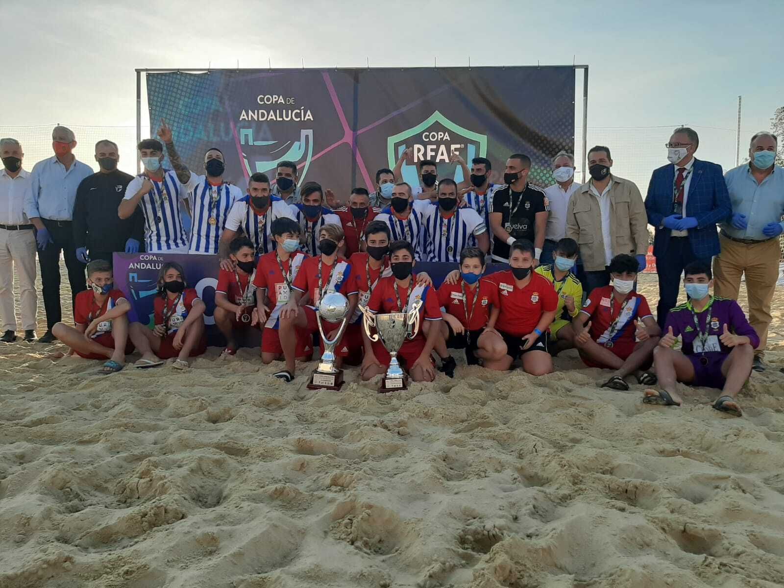 Los dos equipos del Recreativo de Huelva posan tras proclamarse campeones.