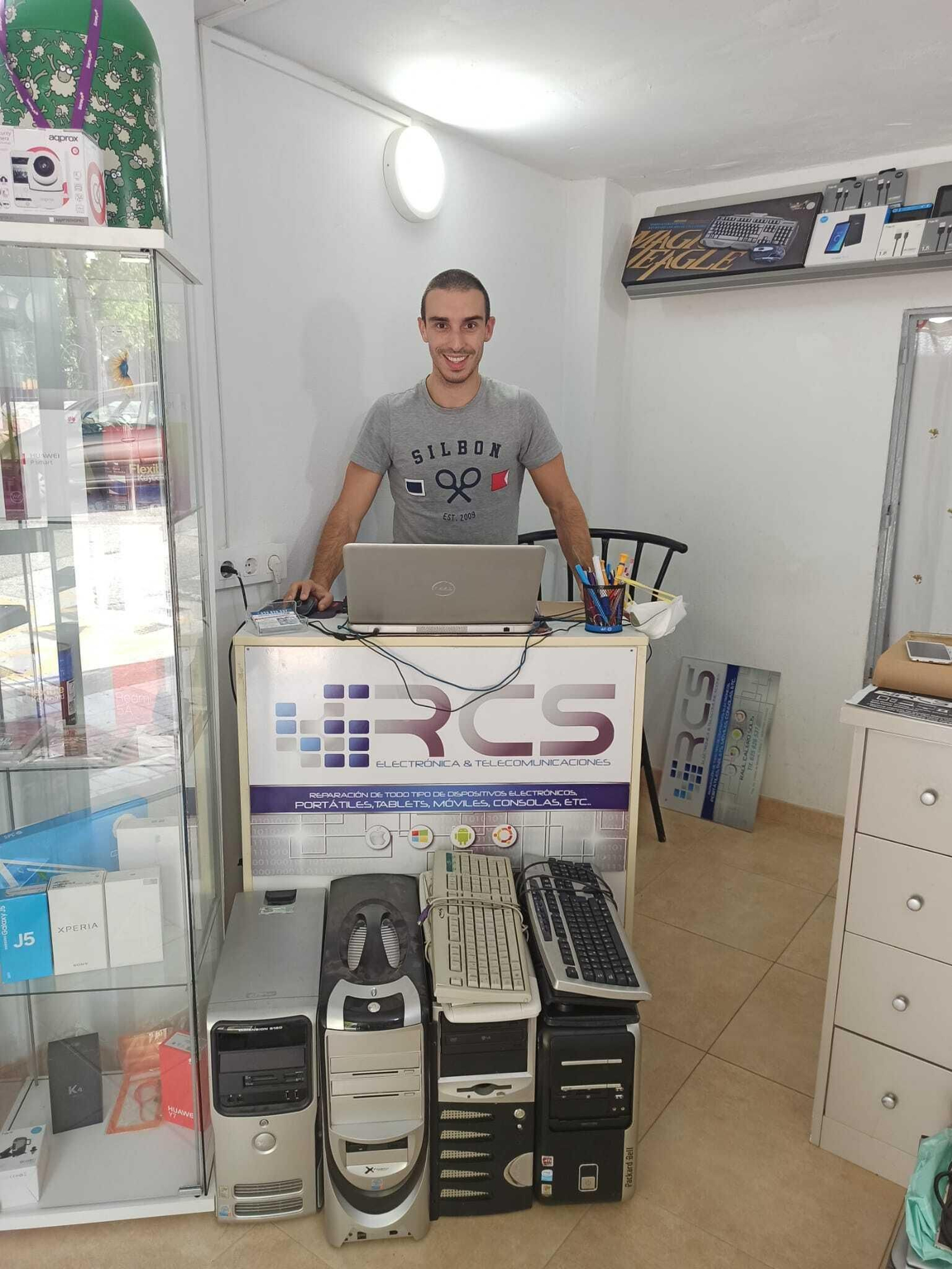 Raúl Calero en su tienda de electrónica.