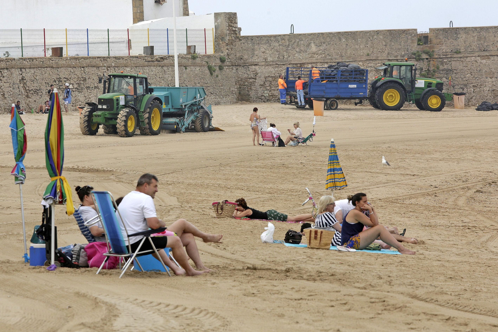 Personal de limpieza actuando en la Caleta el pasado mes de junio.