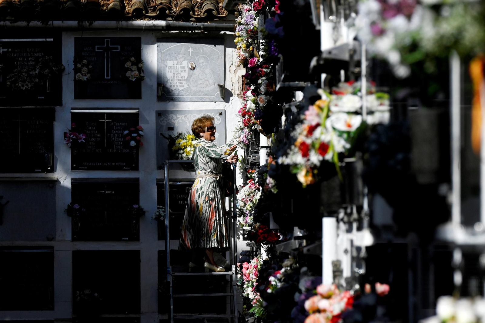 Las imágenes del Día de los Santos en los cementerios de Córdoba