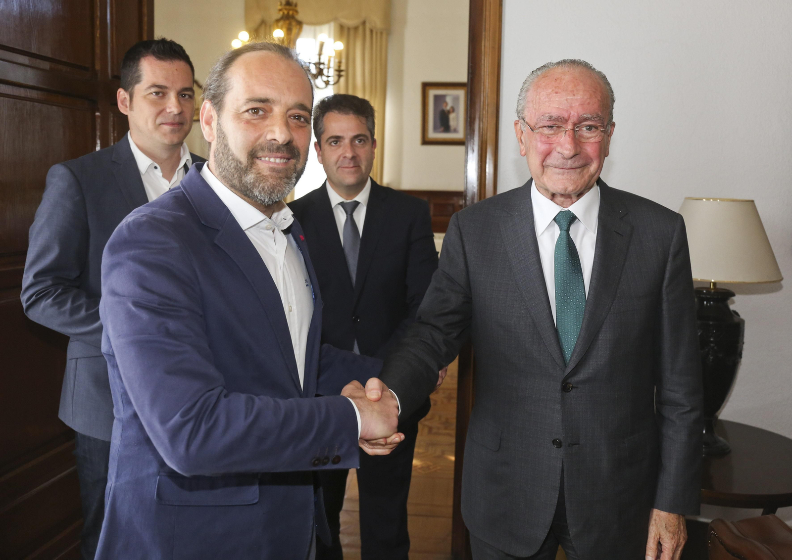 Juan Cassá y Francisco de la Torre, ayer, tras anunciar el acuerdo para avanzar en el presupuesto del Ayuntamiento.
