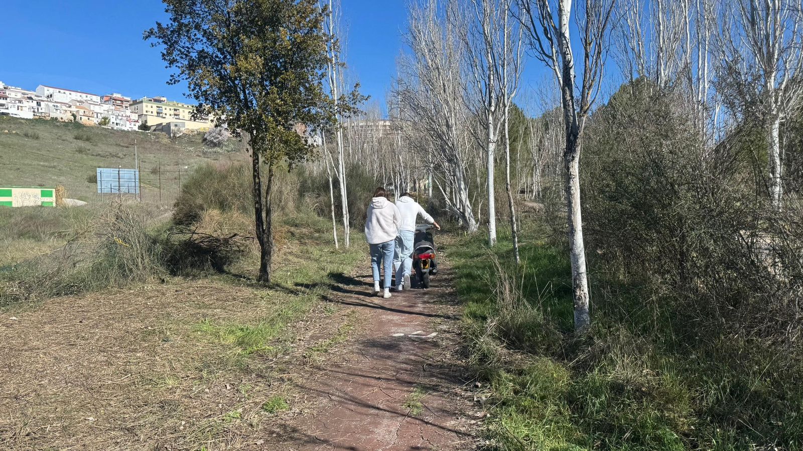 Propietarios tras recuperar su moto que ya daban por perdida.