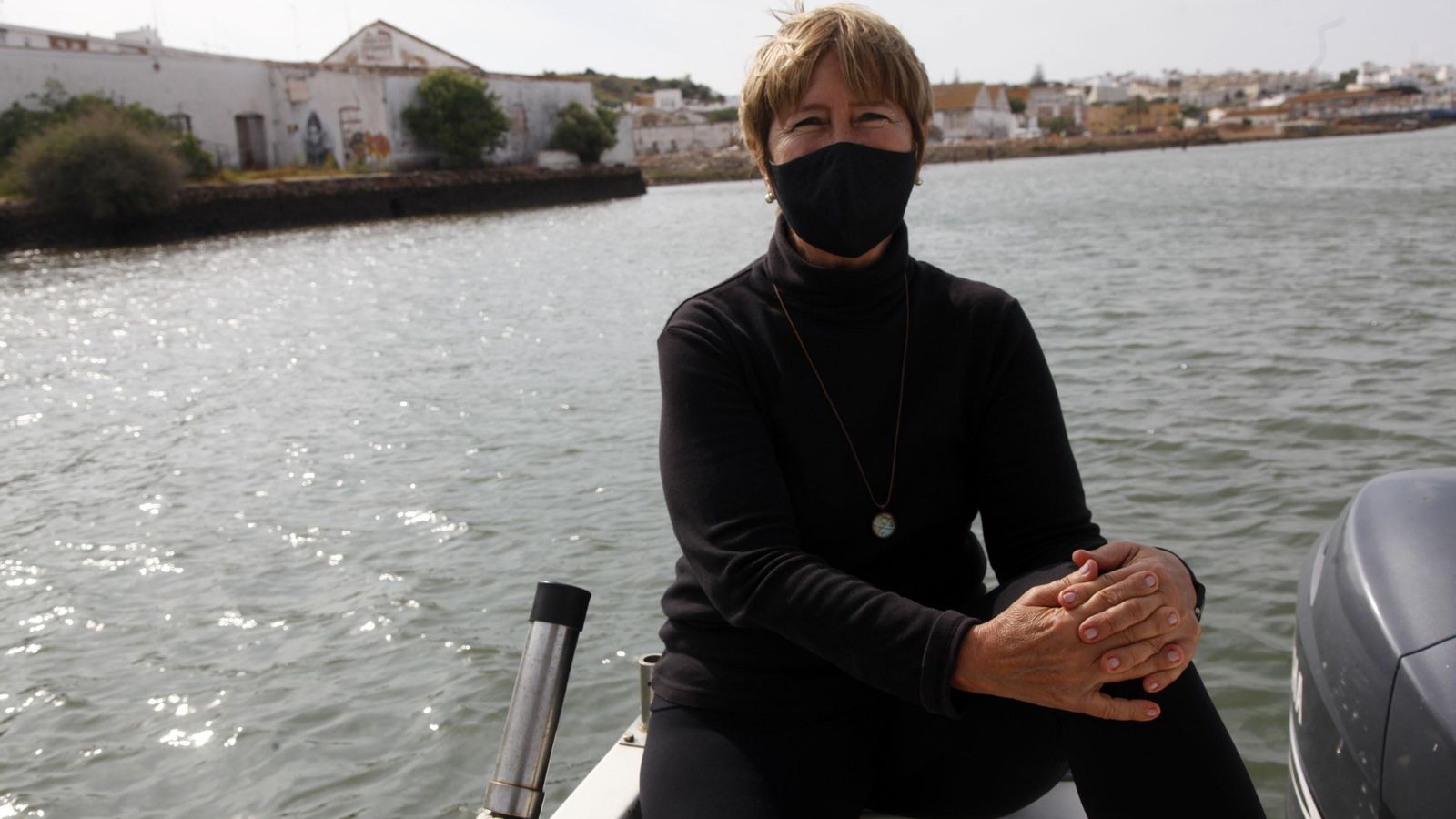 La madre de Nicolás Alfalfa, Graciela Nadyr Díaz, con el mural de 'La guardiana del Guadiana' al fondo