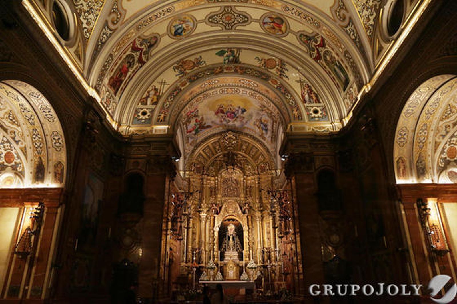 Vista general de la basílica en cuyo arco general son visibles las grietas.  Foto: M.J. LÓPEZ