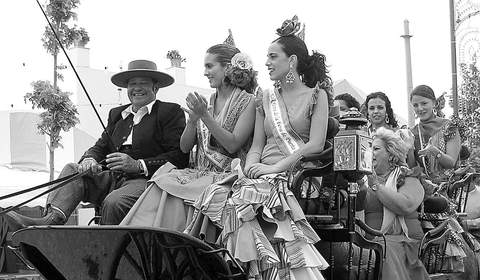 2004. Las damas de la Feria disfrutan de un paseo en coche de caballos