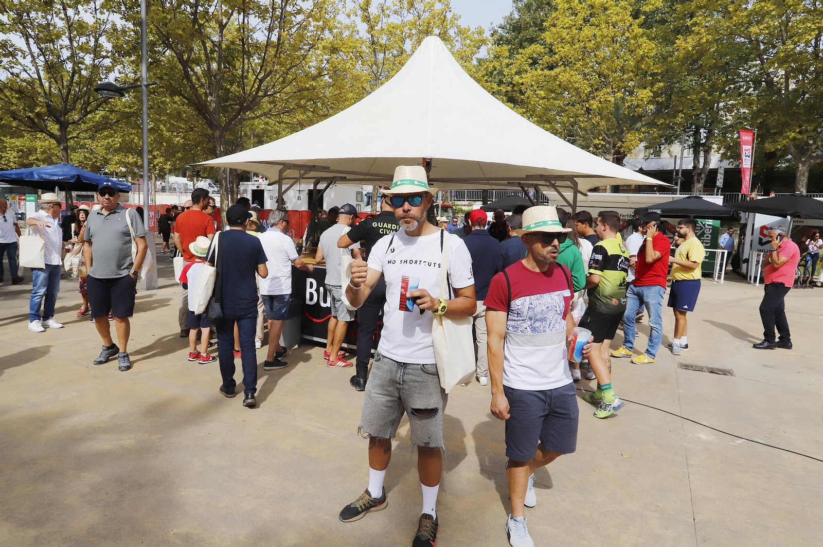 Gran ambiente en Aracena para ver la salida de la Vuelta Ciclista a España, en imágenes