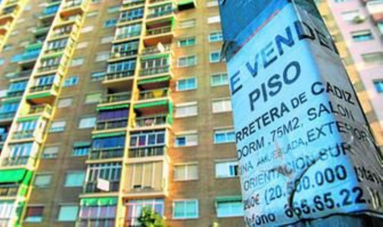 Cartel informando de la venta de un piso, en la zona de Carretera de Cádiz.