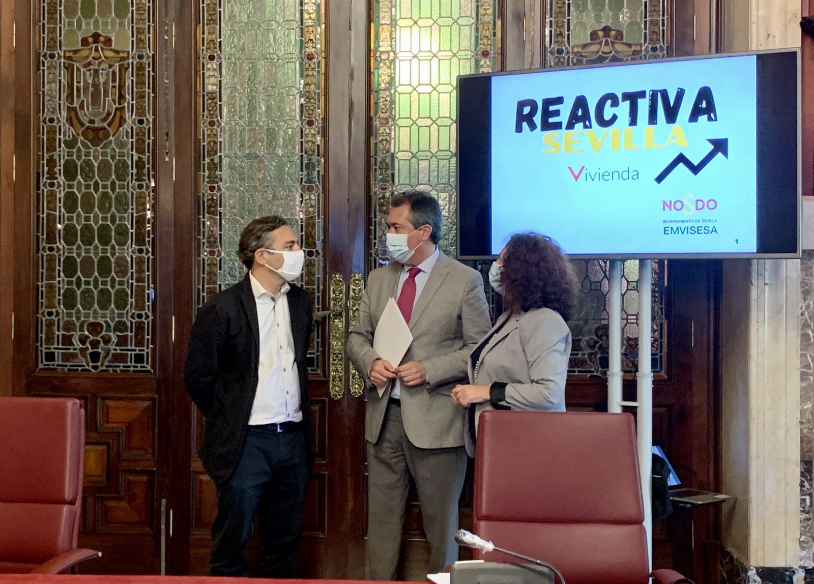 Juan Espadas con Felipe Castro y la delegada Carmen Fuentes en un acto reciente.