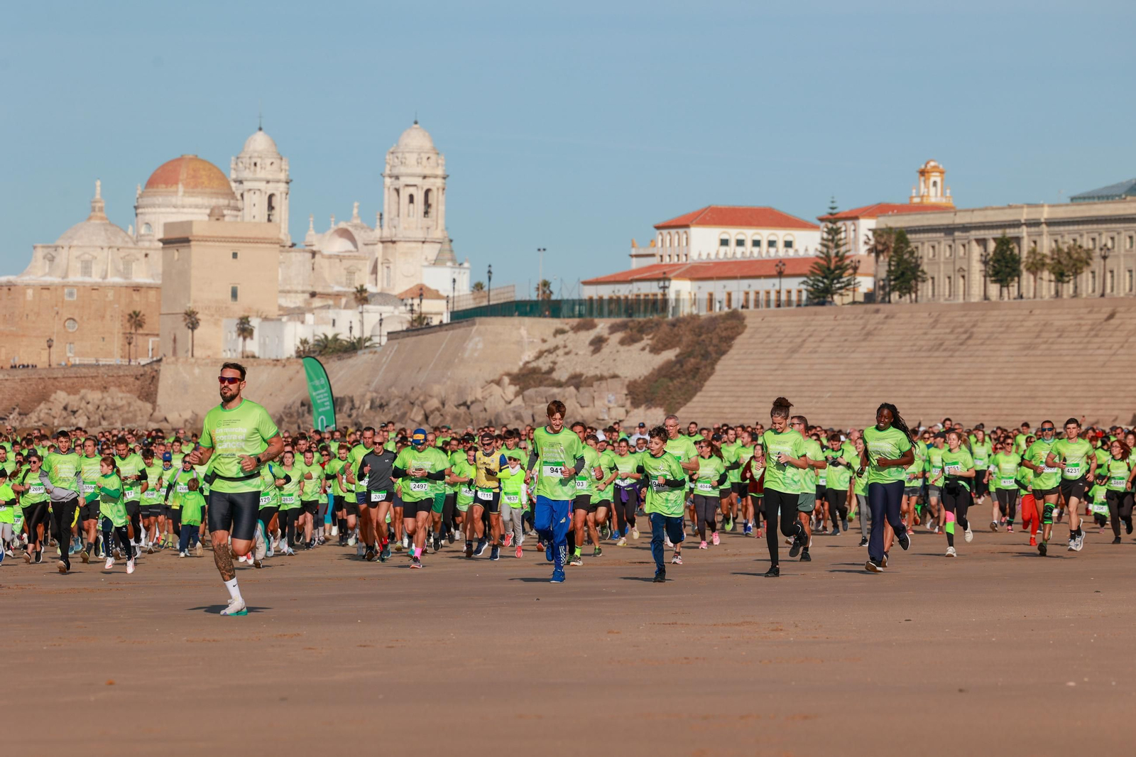 Búscate en las fotos de la XI Carrera en Marcha Contra el Cáncer de Cádiz