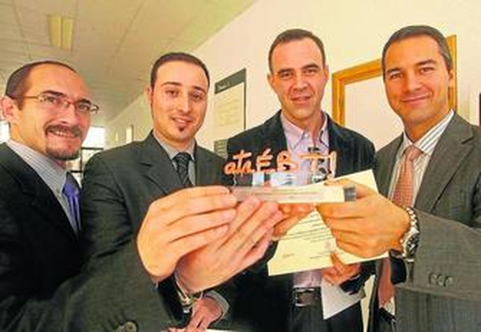 Los creadores de la empresa pedirycomer.com celebran el premio atrÉBT! que les ha otorgado la UCA.