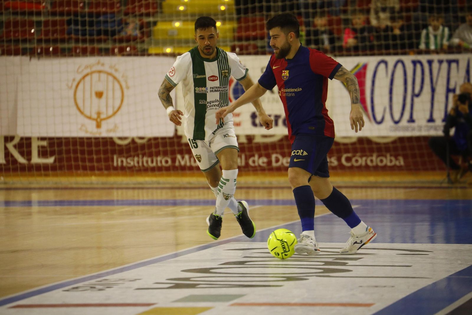 Las mejores fotos del ambiente en Vista Alegre para el Córdoba Futsal - Barça